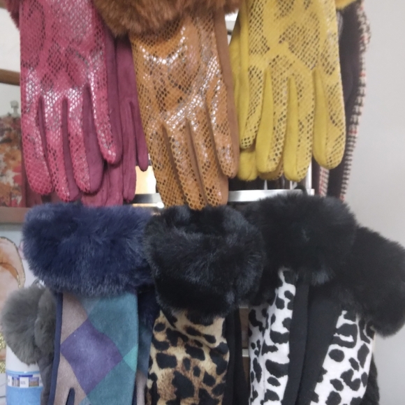 Gloves - Picture 3 of 5